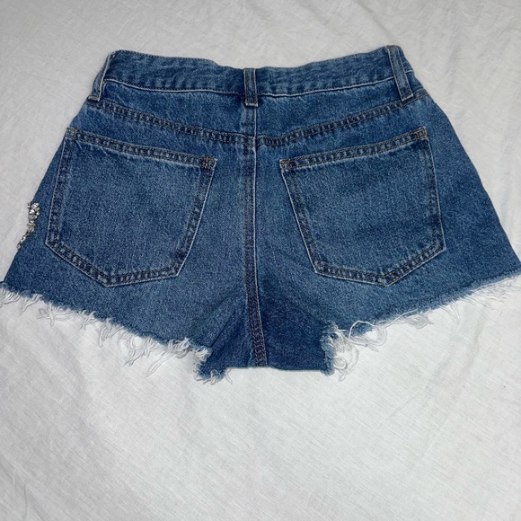 F21 heart rhinestone cut out denim shorts - Picture 2 of 4